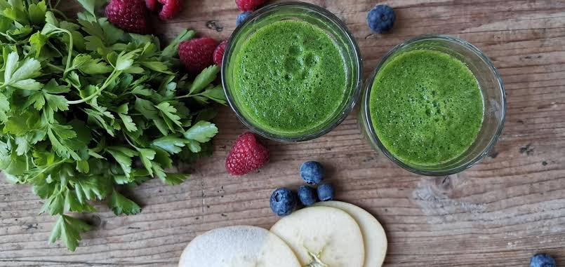 Green apple and mint smoothie for fresh breath