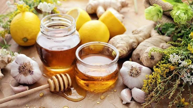 Honey, lemon, garlic and ginger for boosting immunity